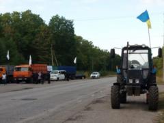 Под Харьковом вдоль симферопольской трассы протестуют землепользователи