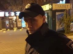 Полицейский спас парня, который угрожал прыгнуть с крыши на Майдане