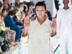 Модель устроила протест во время показа Gucci