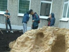 Вместо уроков: директор харьковской школы превратила детей в рабов на стройке