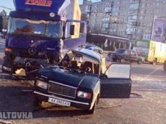 Очередное ДТП на проблемном перекрестке в Харькове: фура раздавила  семерку 