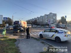 В Харькове грузовик снес  Жигули , два человека в больнице
