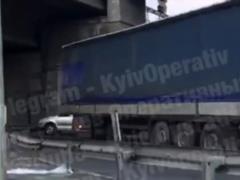ДТП на въезде на мост Метро в Киеве парализовало движение в сторону Левого берега
