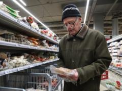 В Москве пенсионеру не продали в магазине хлеб за копейки, которые он собрал
