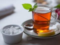 Медики рассказали, как может вредить привычка пить чай с сахаром