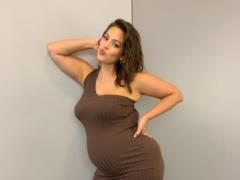 Обнаженная модель plus-size Эшли Грэм показала, как вырос ее живот за время беременности
