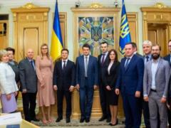 Зеленский вручил удостоверения новым членам ЦИК