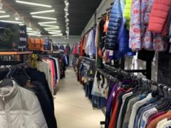 В Киеве и пяти областях проходят обыски у торговцев брендовыми товарами