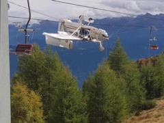 Фотофакт: в Альпах самолет запутался в горнолыжном подъемнике