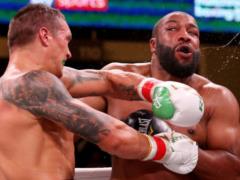 Усик выиграл дебютный бой в супертяжелом весе