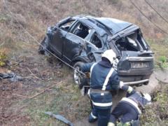 В Кировоградской области автомобиль слетел с моста и попал под поезд