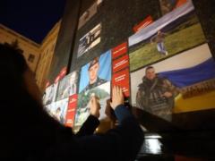Здание Офиса президента обклеили наклейками  Нет капитуляции 