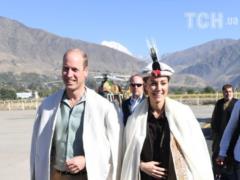 Принц Уильям и Кейт Миддлтон с перьями на голове прибыли на границу с Афганистаном