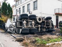 Под Киевом бетономешалка влетела в сельсовет