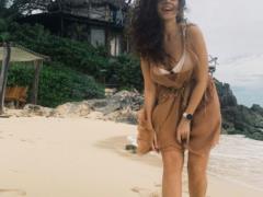 Настя Каменских в купальнике устроила импровизированную пляжную фотосессию