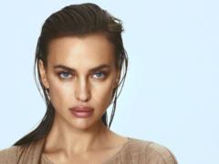 Полностью обнаженная Ирина Шейк поздравила с днем рождения известного фотографа