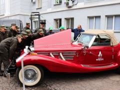 Сотни харьковчан пришли поздравить гвардейских автомобилистов с праздником