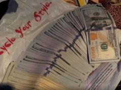 У США працівниця магазину повернула забудькуватому клієнту $ 7000 готівкою