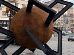 В Киеве вместо  синей руки  появилось еще одно одоробло