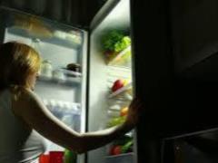 Врачи: ночные походы к холодильнику опасны не только для фигуры