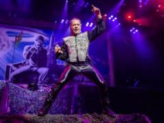 После 29 лет брака фронтмен Iron Maiden покинул женой ради фанатки