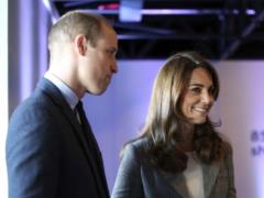 Elegant Kate Middleton in short pants, along with William met with the volunteers