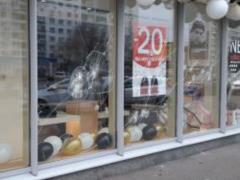В Киеве обстреляли витрину обувного магазина