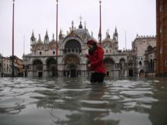 В Венеции снижается уровень воды после нового пика наводнения