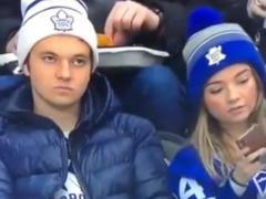 Когда надо улыбнуться для фото. Эмоции фаната на хоккейном матче сделали его звездой Интернета