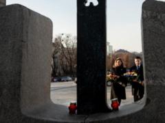 Президент Украины почтил память жертв Голодоморов