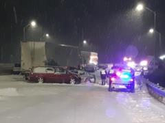 Из-за снегопада в Канаде столкнулись почти 40 автомобилей, есть погибшие