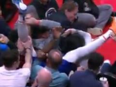 Сеть  подорвало  видео с фанатом, который невозмутимо пил пиво, когда на него свалился баскетболист