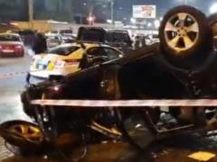 В Киеве авто пробило ограждение и упало с путепровода