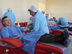 Гвардейцы сдали кровь для пострадавших от пожара в Одессе