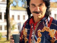 Павел Зибров в новом клипе снял аппетитных девушек с  усами 
