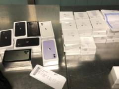 В аэропорту  Борисполь  у молодого человека отняли 8  айфонов  и 46 эппловских наушников