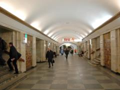 Станция метро  Крещатик  возобновила работу, мину не нашли