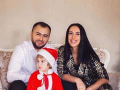 Джамала умилила новогодней фотосессией с мужем и подросшим сыном