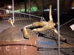Вандализм против Златана. Неизвестные повалили статую Ибрагимовича в Швеции