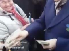  Крепостные, холопы, давай!  Жириновский в центре Москвы раздавал деньги