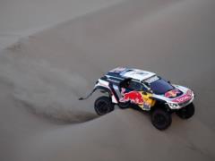 The car of the Russian crew of the Dakar rally completely burned down