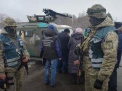 Ради соцвыплат люди из ОРЛО переплывают на лодках Северский Донец