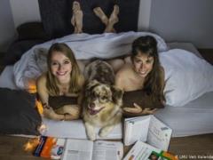 Баварские студенты разделись, чтобы помочь коалам