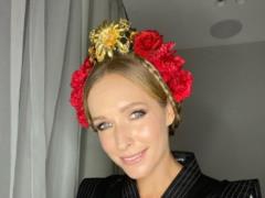 Роскошная Екатерина Осадчая в красном бархатном платье похвасталась загорелыми ножками