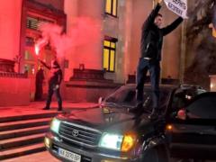 In Kharkov, an SUV was driven under the building of the regional administration and burned fire