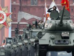 FT: Борис Джонсон сталкивается с дипломатической дилеммой в связи с парадом в Москве