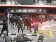 Фанаты  Барселоны  и  Валенсии  устроили жестокую драку перед матчем Примеры