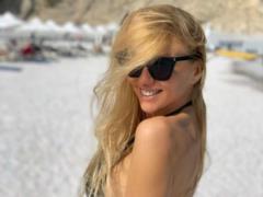 Изящная Оля Полякова в бикини похвасталась стальным прессом и длинными ногами