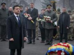 Президент почтил память Героев Крут