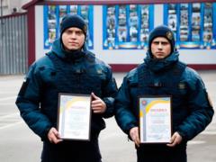 В Мариуполе наградили гвардейцев, которые задержали правонарушителя